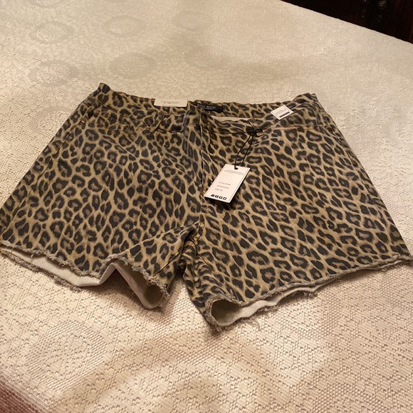 Judy blue leopard 2xl coral/watermelon leopard top - Picture 5 of 7